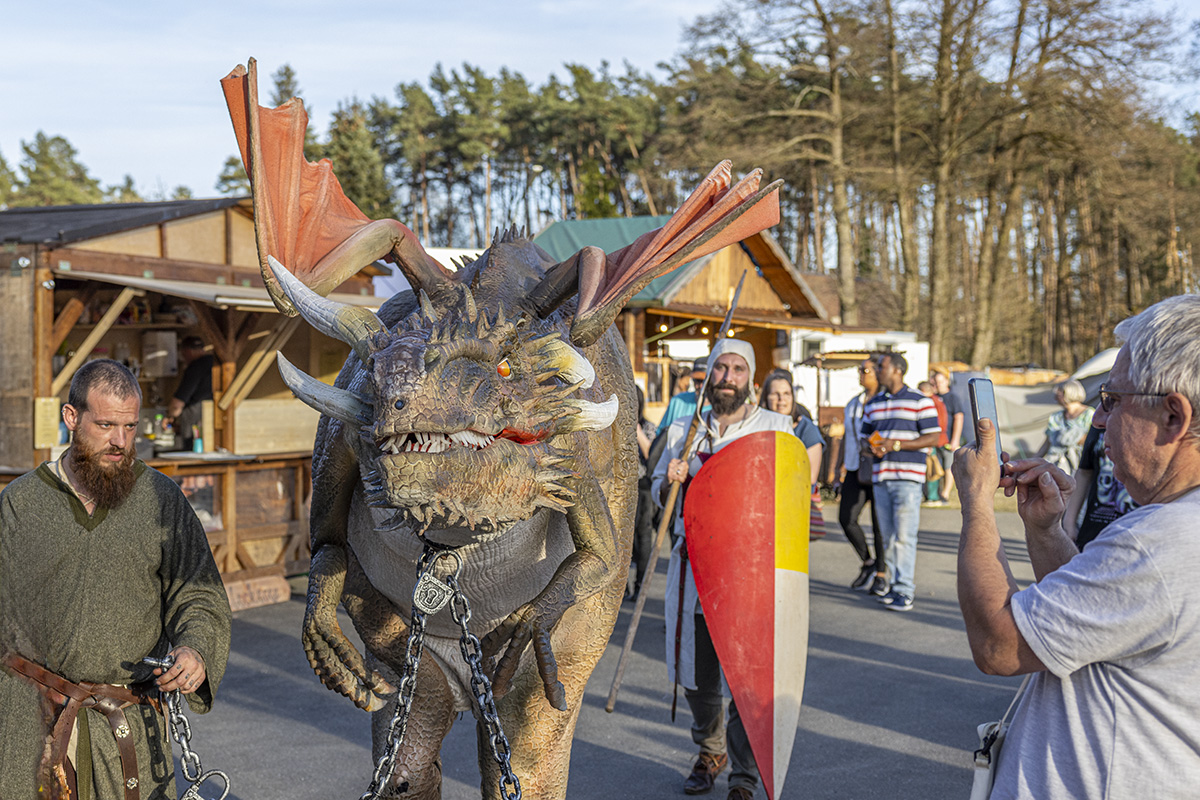 Bildergalerie und Video: Zauberer und Drachen beim Mittelalter- und Fantasymarkt