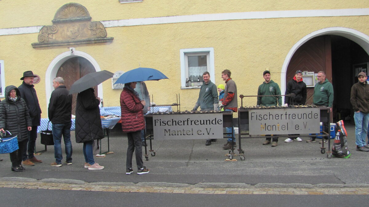 Makrelengrillen lockt trotz Regen viele Besucher