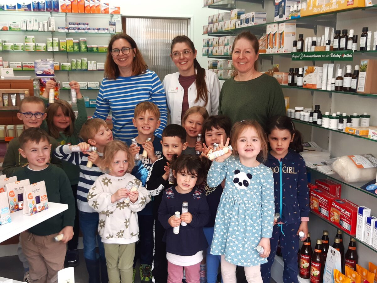 Kinder entdecken Geheimnisse der Apotheke