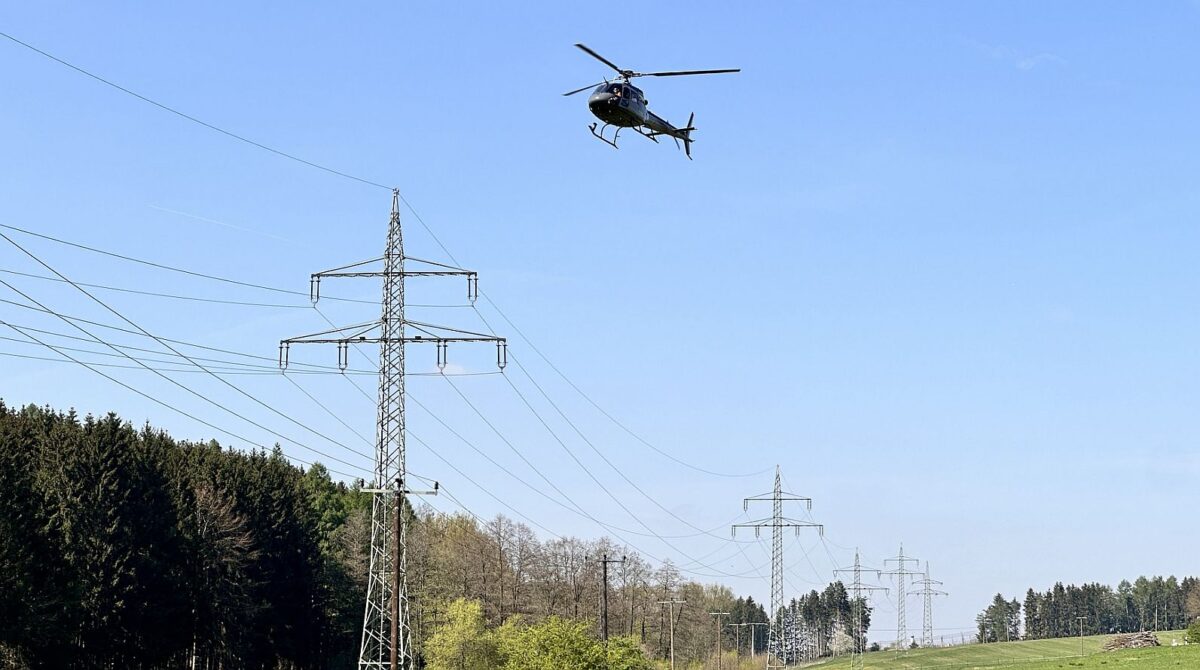 Bayernwerk überprüft Hochspannungsleitungen aus dem Hubschrauber