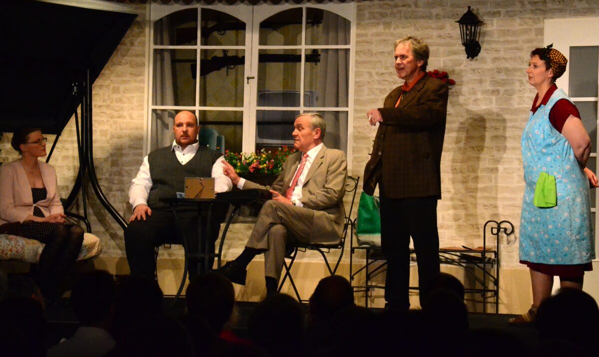 Kriminalstück „Noch eine Leiche für Lily“ auf der Bühne der Lustigen Konrader