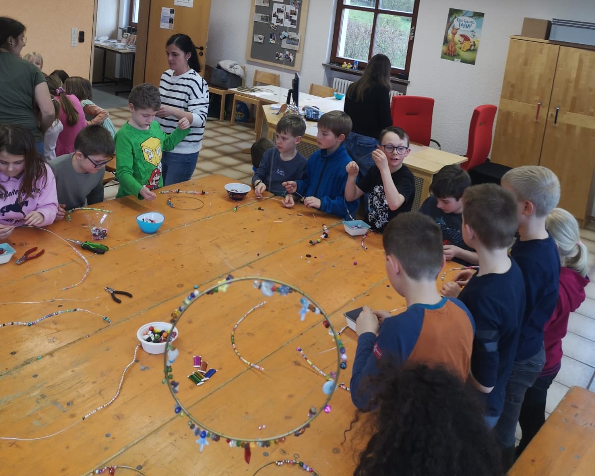 Kinder planen tolle Überraschung für ihre Mütter