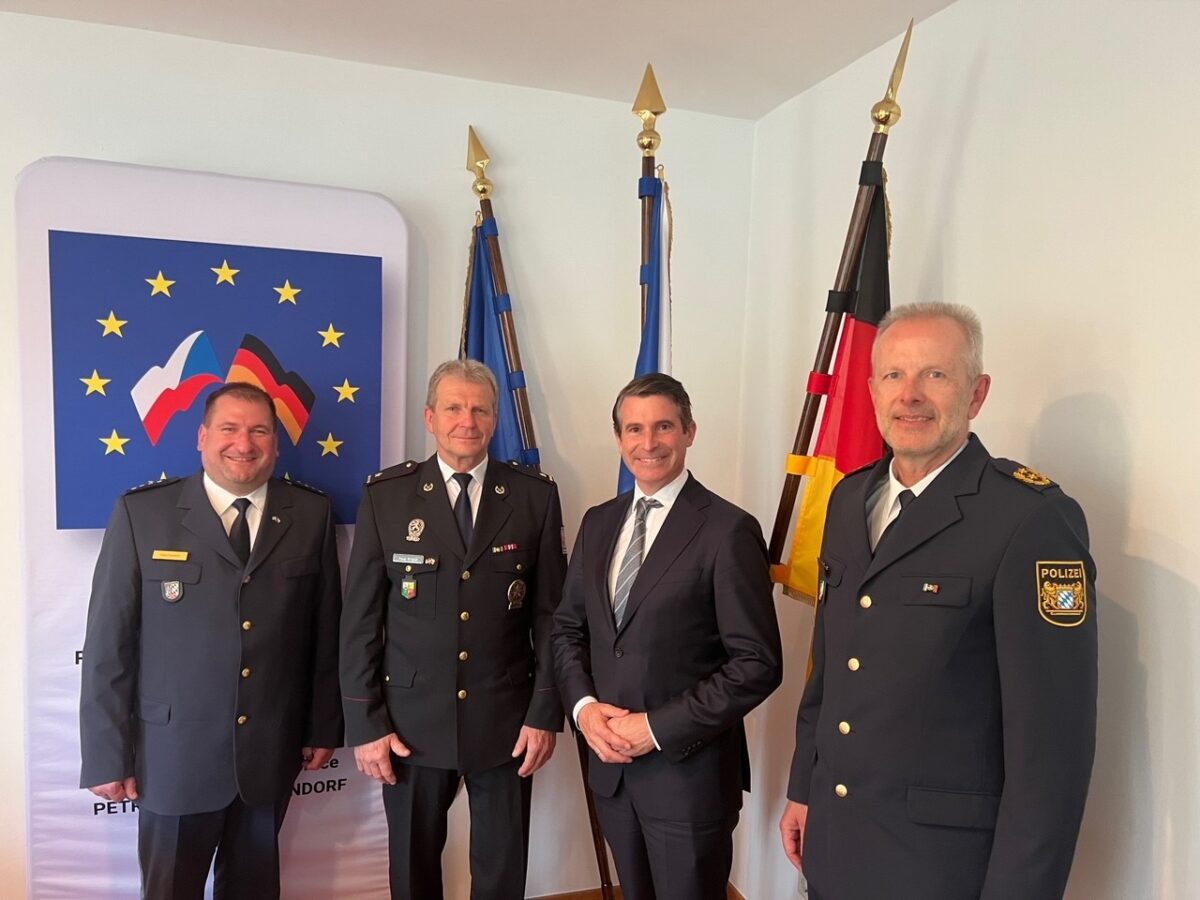 Staatsminister besucht Polizeizentrum in Schwandorf