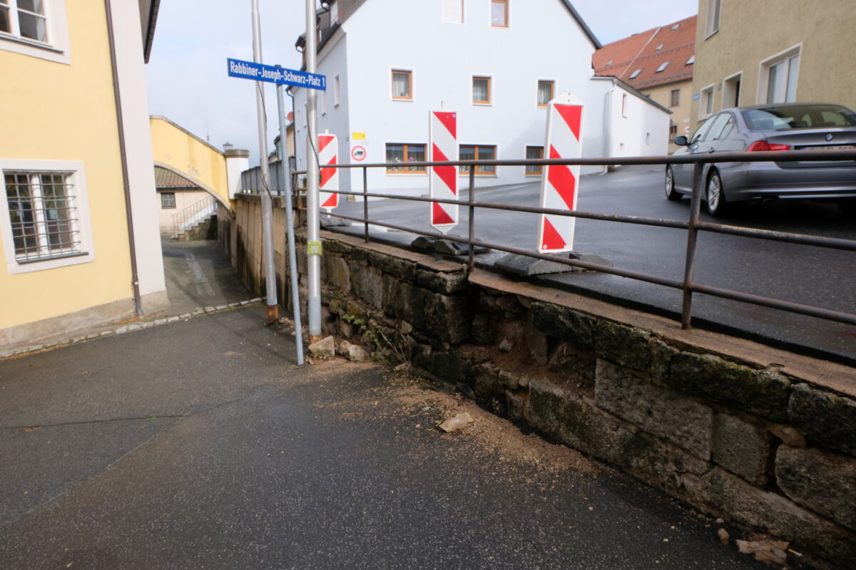 Mauerschaden an Flosser Synagoge