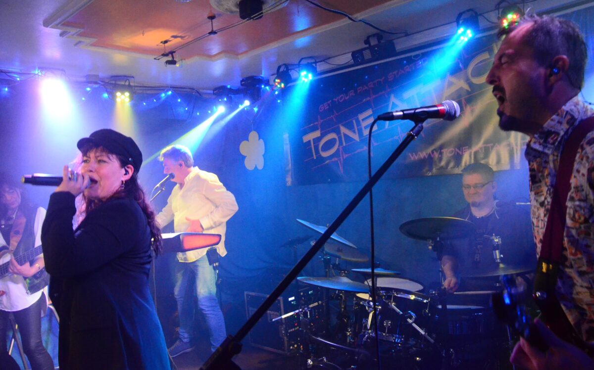 Mit „Tone Attack“ fühlen sich die Boomer vor der „Live Stage“ um Jahre jünger