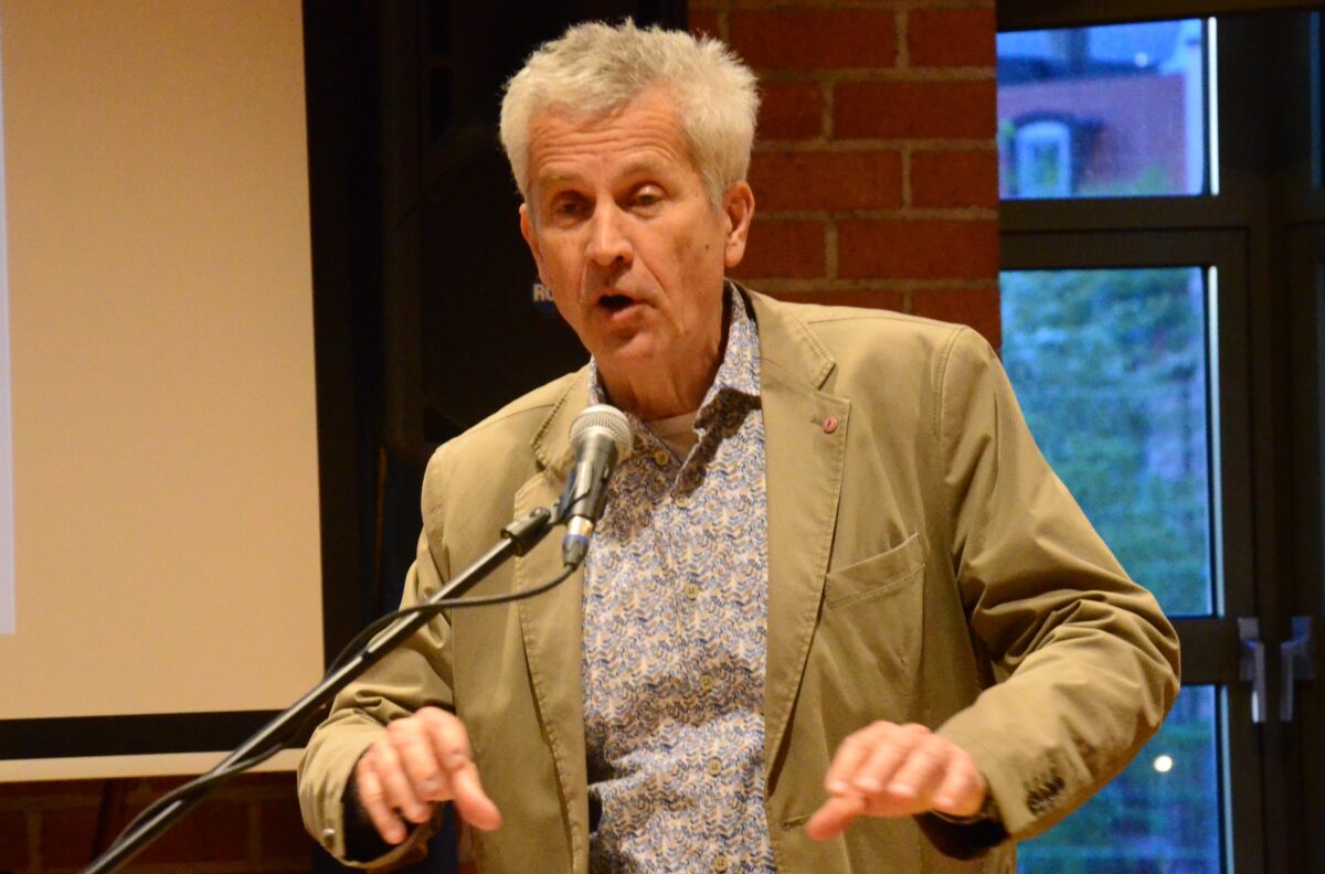 Uwe Wittstock mit seinem Buch „Marseille 1940. Die große Flucht der Literatur“