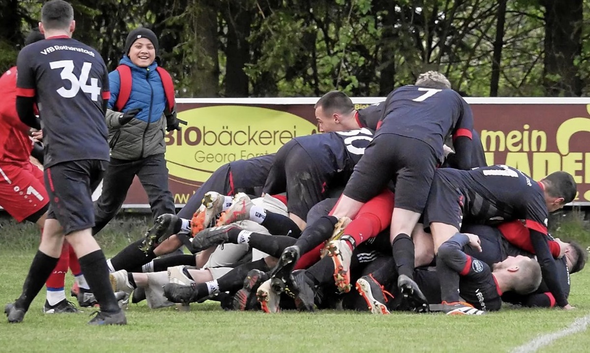 VfB Rothenstadt nach Sieg in turbulentem Spitzenspiel neuer Tabellenführer