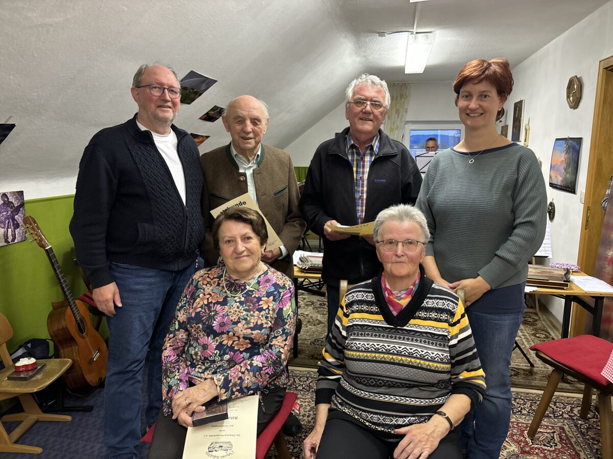 Neustädter Zitherclub feiert treue Mitglieder