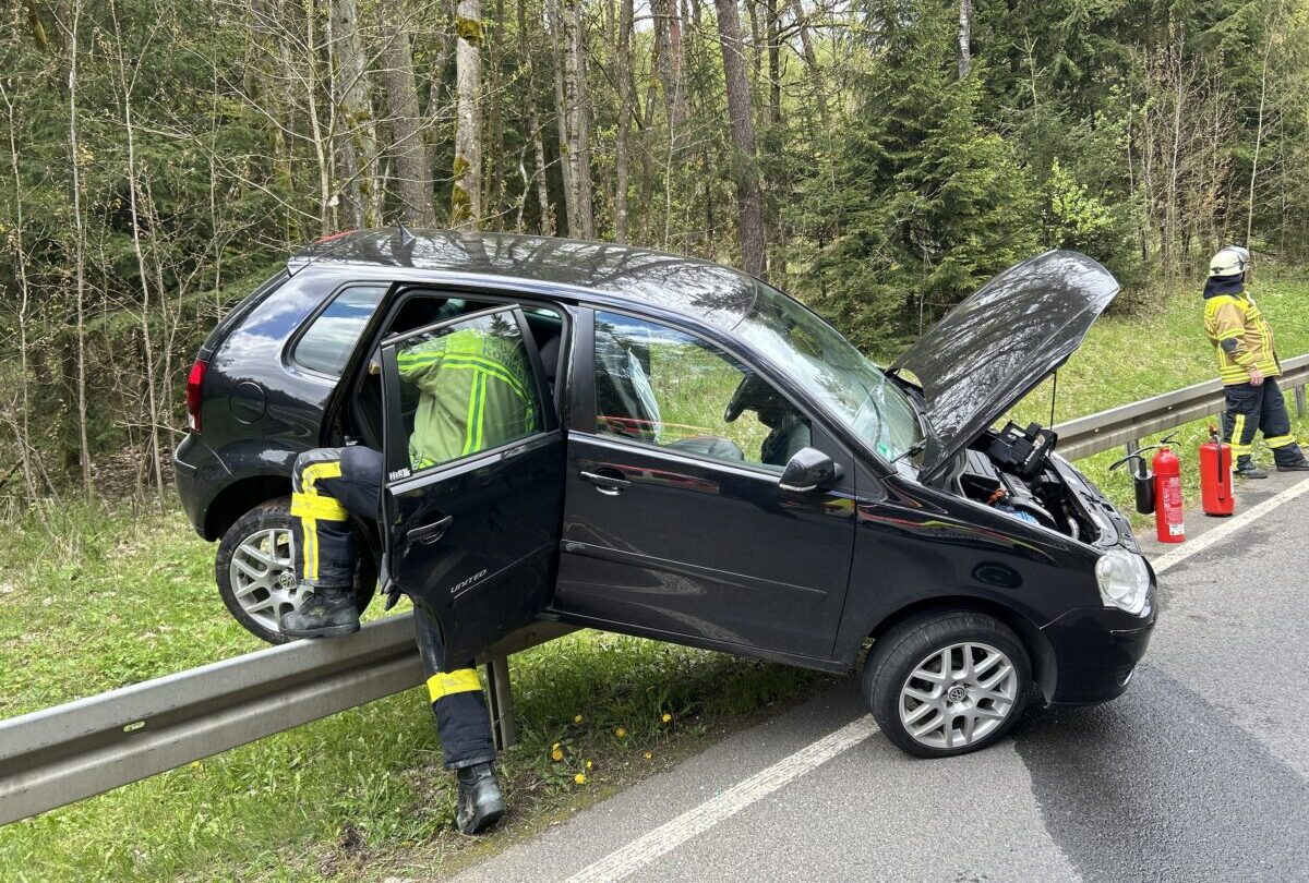Auto landet nach Crash auf der Leitplanke