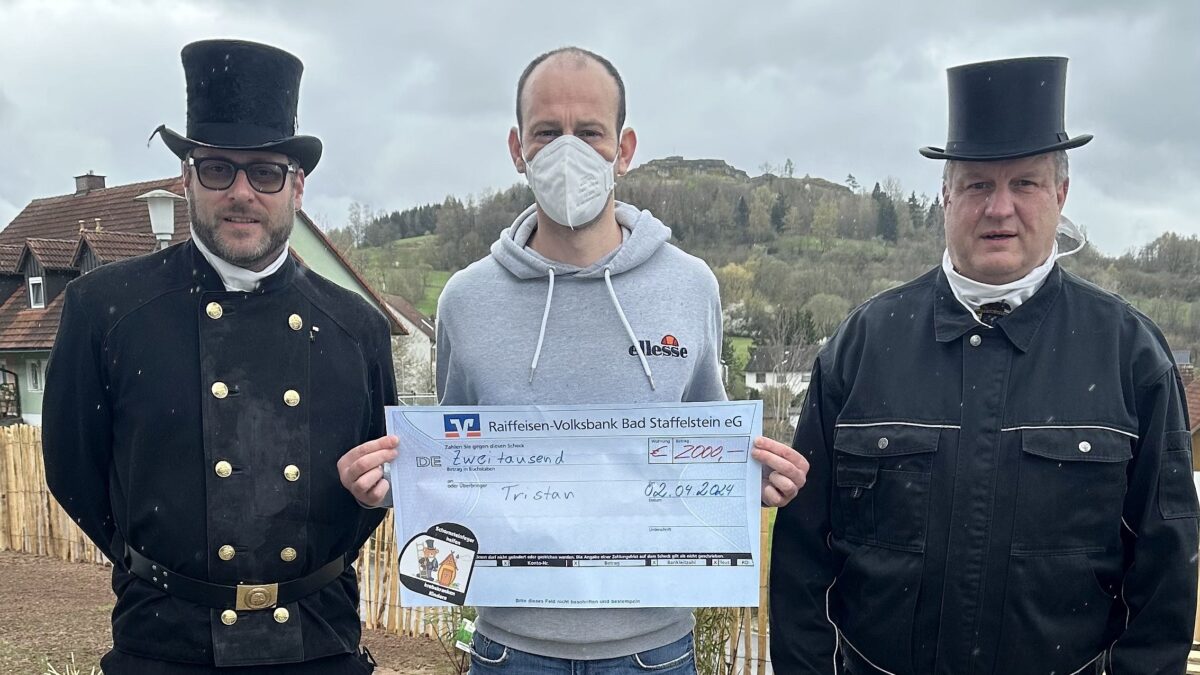 Kaminkehrer bringen nicht nur Glück, sondern auch eine satte Spende für Tristan