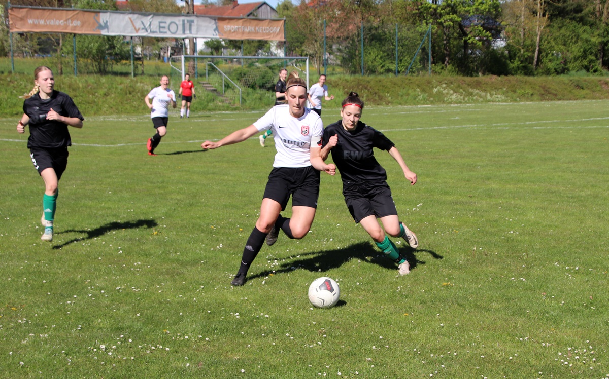 Fußballerinnen des SC Luhe-Wildenau feiern Derbysieg und stehen kurz vor dem Titel