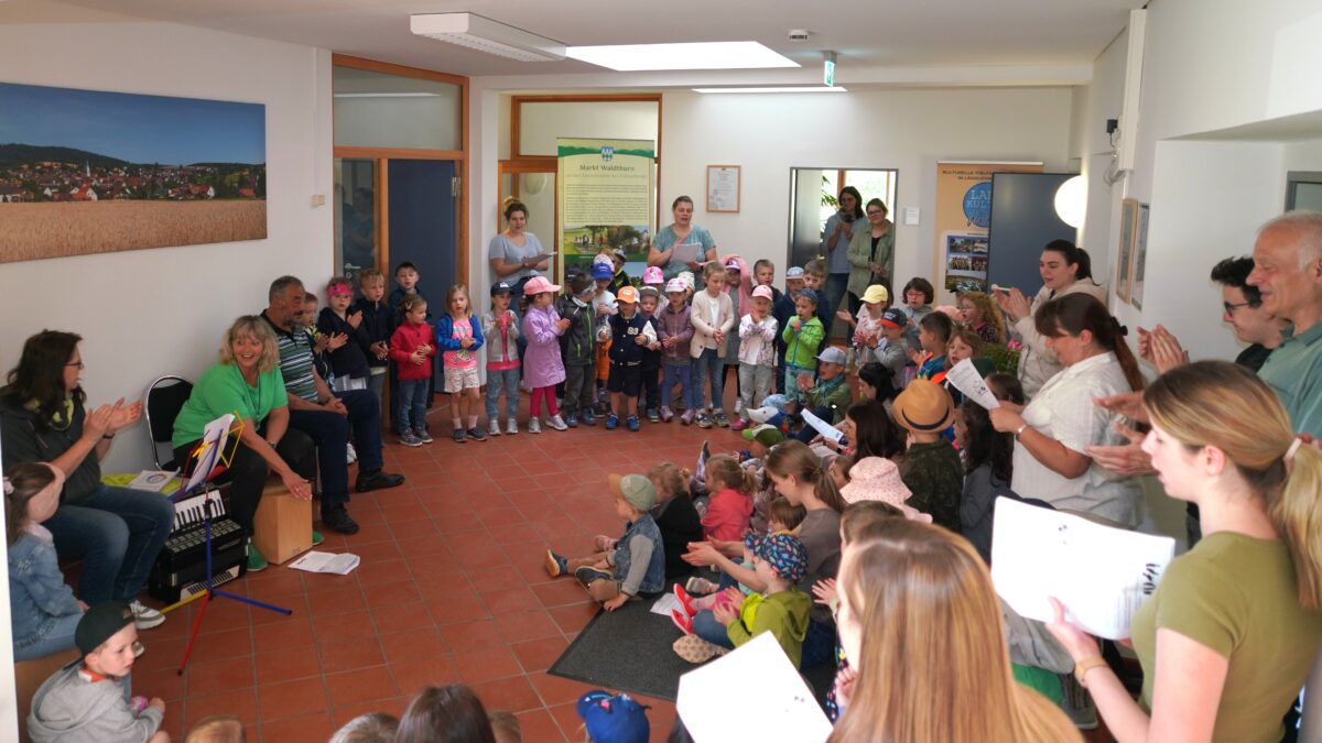 Mädchen und Buben der Kita Waldthurn sorgen für musikalische Unterhaltung im Rathaus