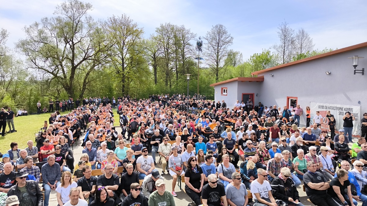 Besucherrekord bei dem Motorradgottesdienst in Hütten