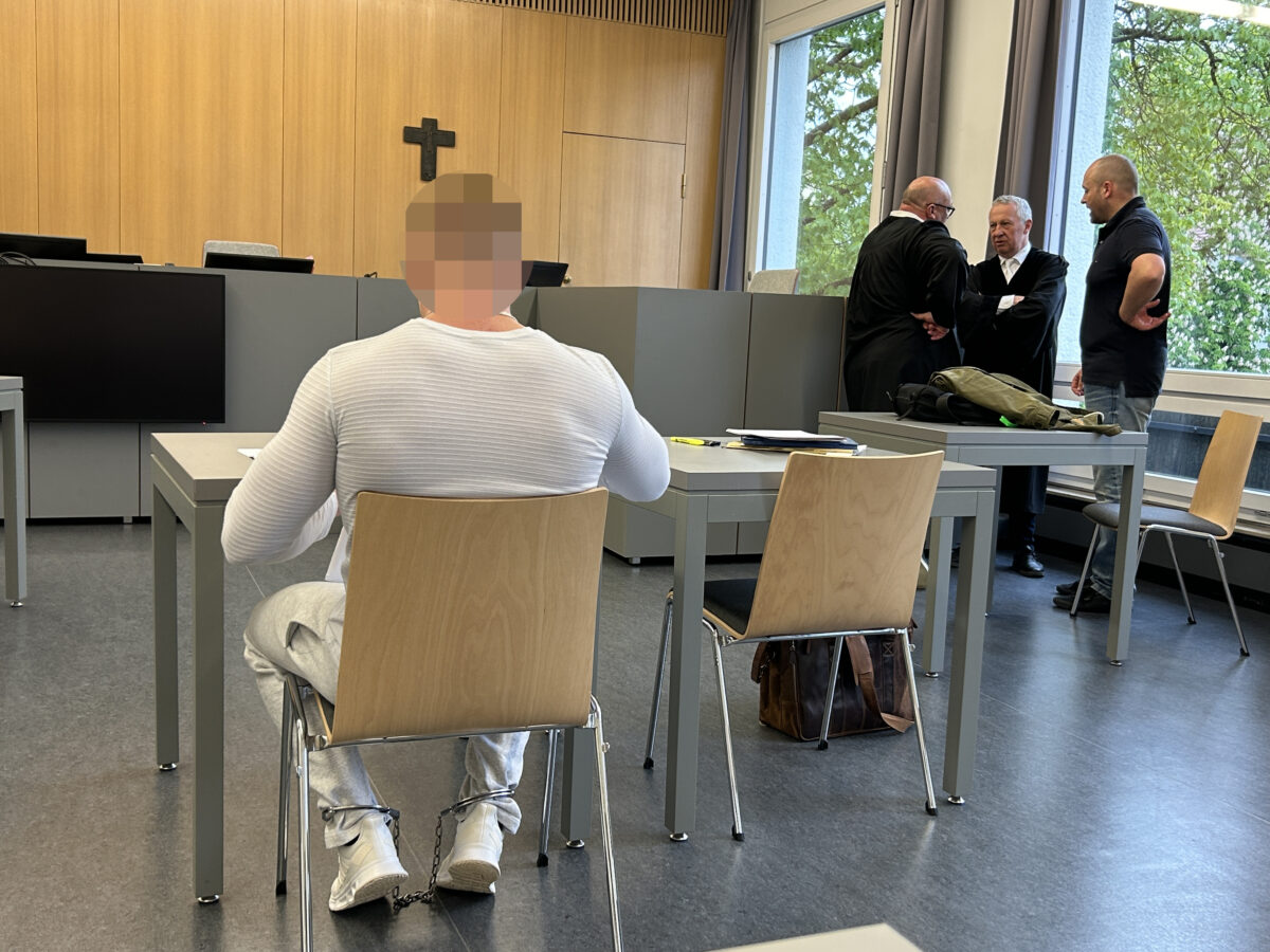 Ex-Freundin auf Motorhaube mitgenommen: Zwei Kilometer mit bis zu 70 km/h