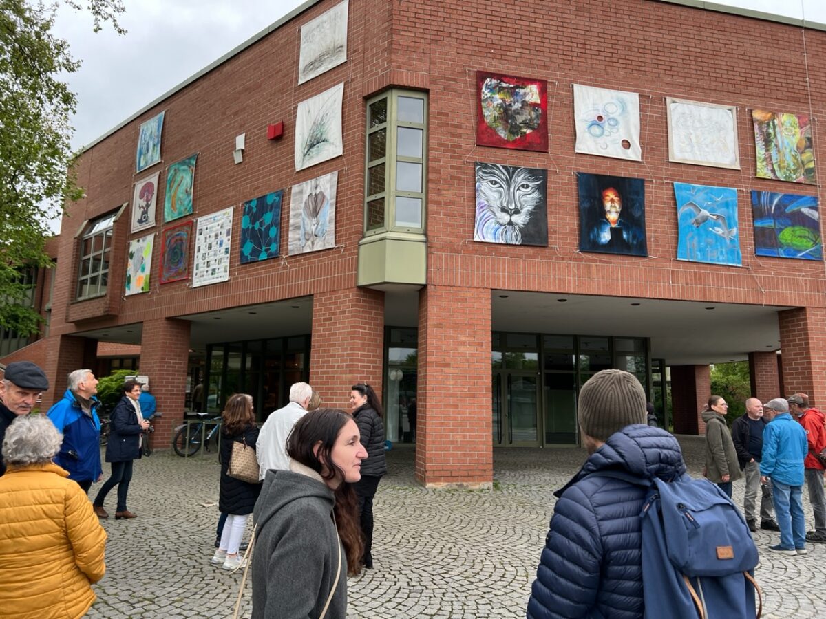 Kulturübergreifende Ausstellung „Farbe auf der Straße“ eröffnet