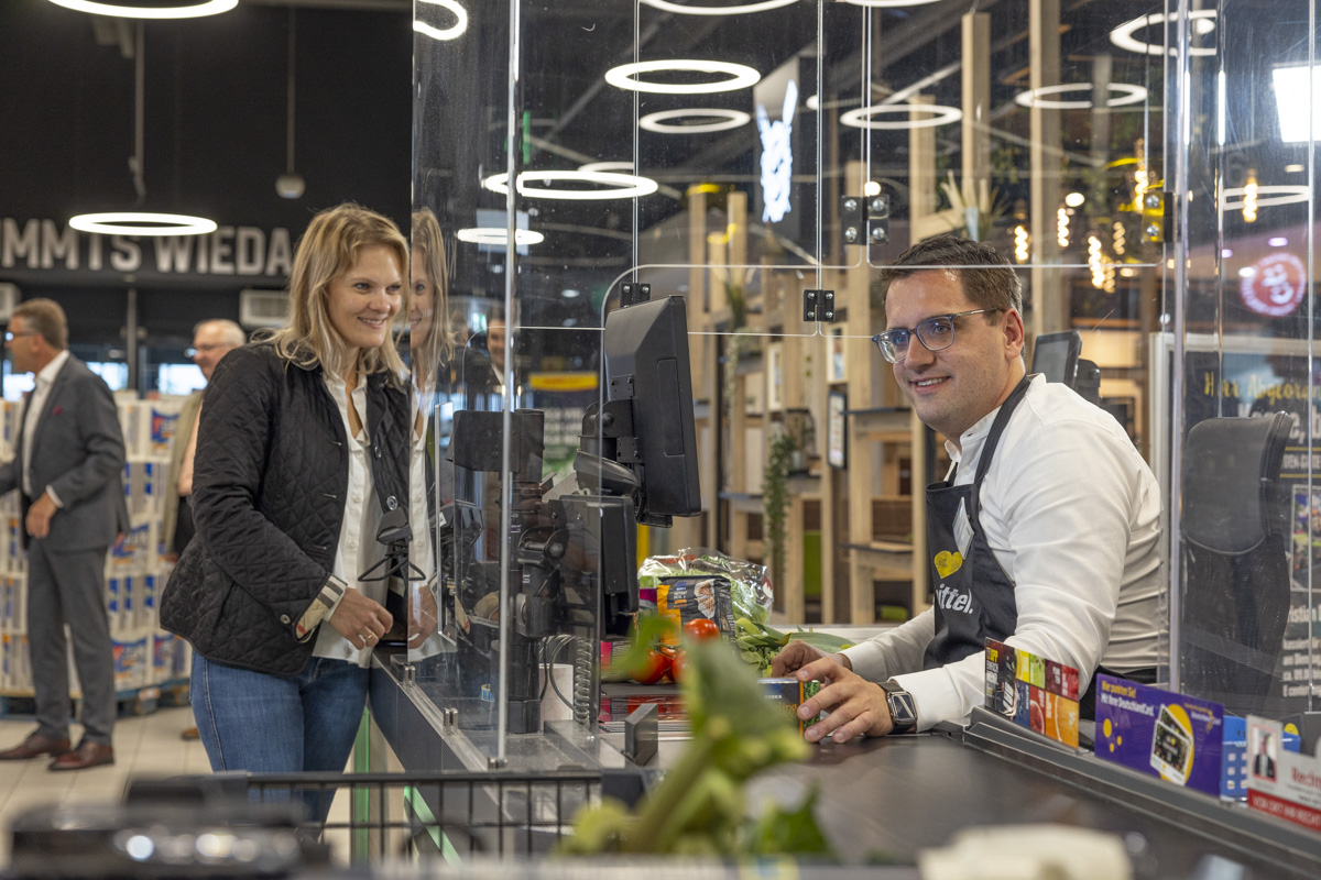 Europapolitiker Christian Doleschal bedient für krebskranke Kinder bei E Center Legat