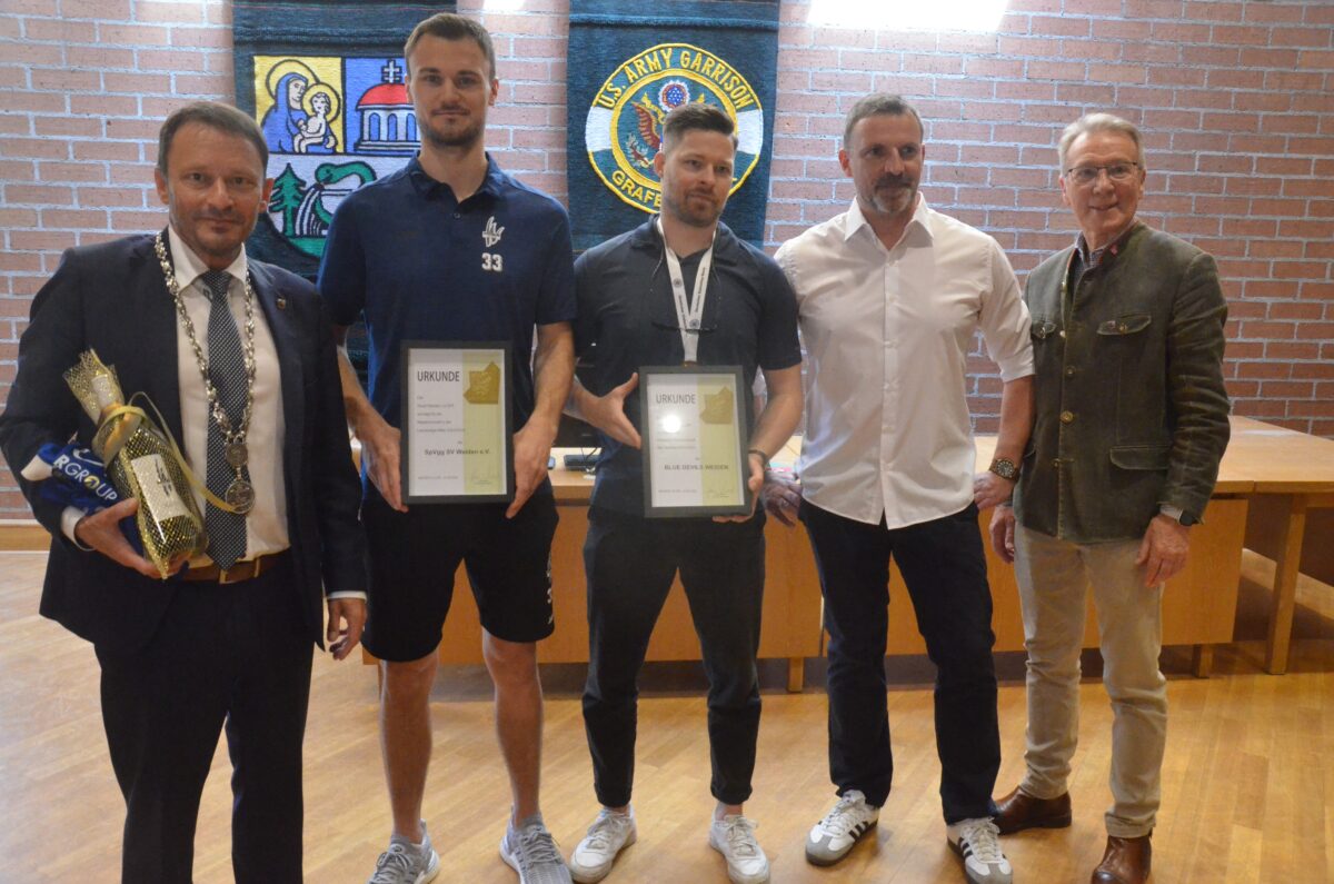 Stadt empfängt die Aufstiegsmannschaften im Rathaus