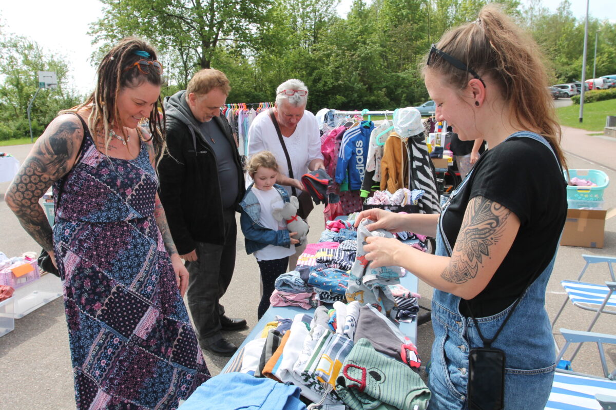 Erfolgreicher Flohmarkt lockt Jung und Alt