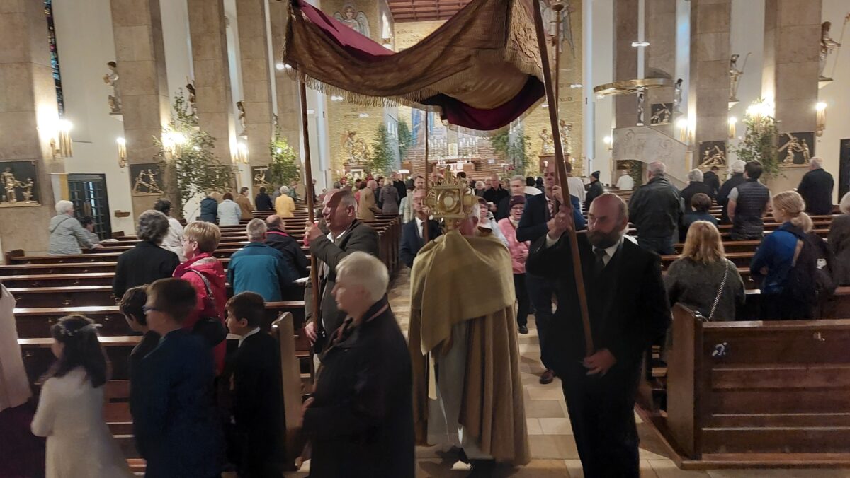 Fronleichnamsprozession wegen Regens in die Kirche verlegt