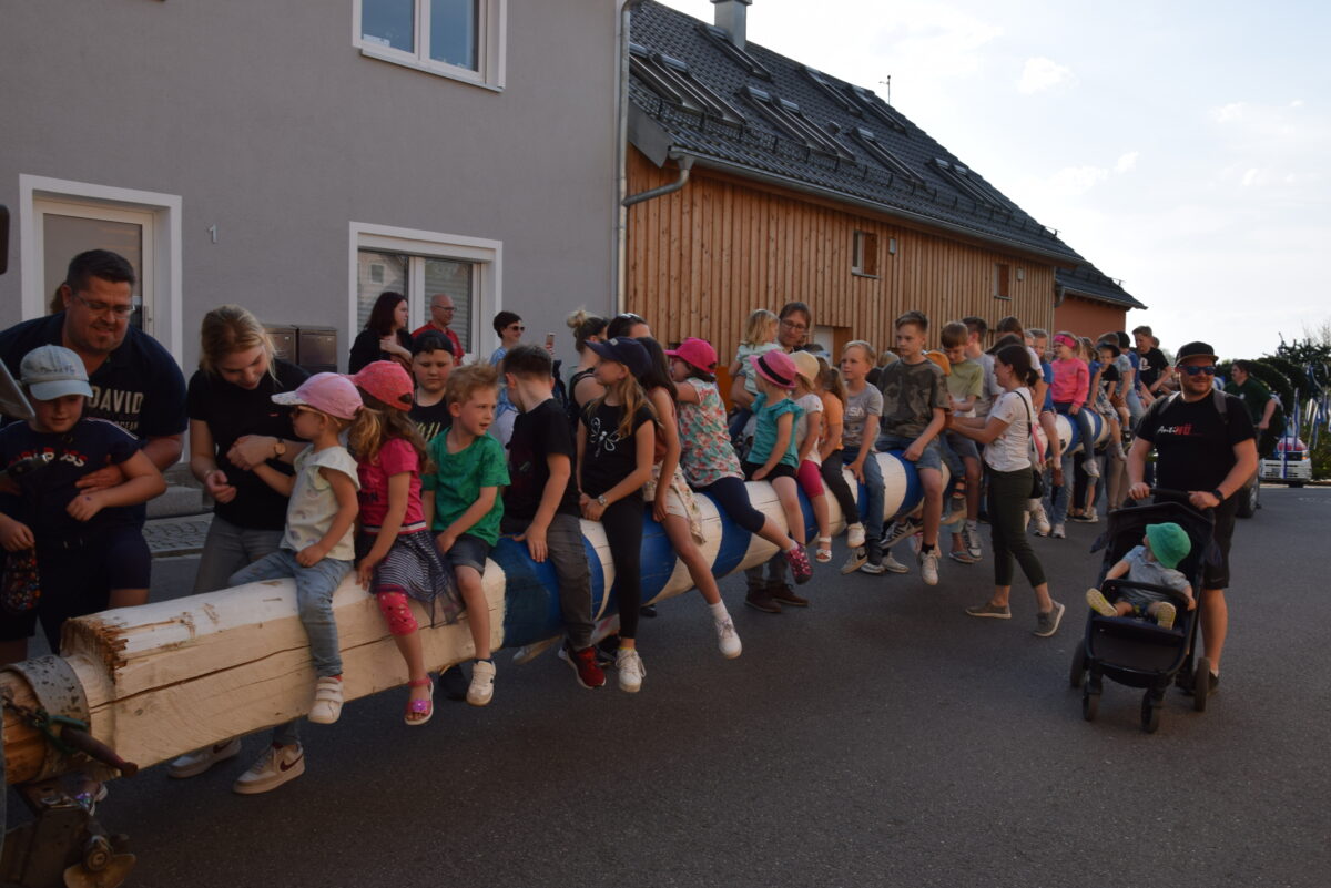 Waldthurn feiert Tradition mit Maibaumaufstellen