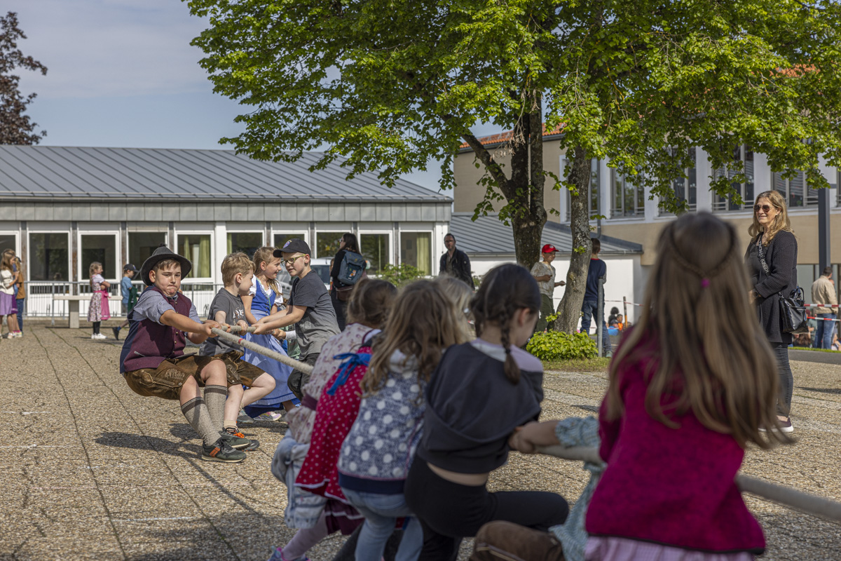 Kinder der Grundschule Plößberg freuen sich beim Maifest über neues Spielgerät
