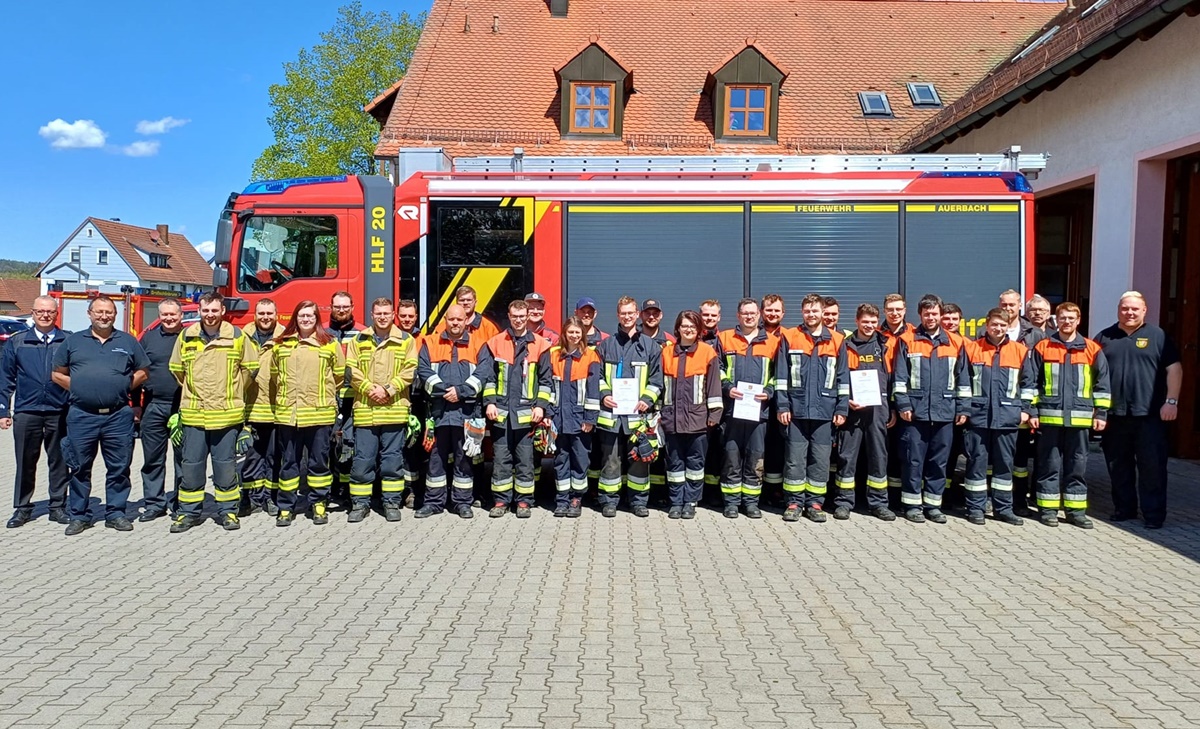 Erfolgreicher Abschluss des Maschinistenlehrgangs bei der Feuerwehr Auerbach