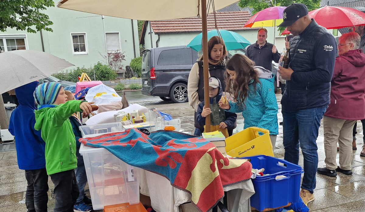 Nachtflohmarkt in Schirmitz: Anbieter quälen sich mit dem Regen ab