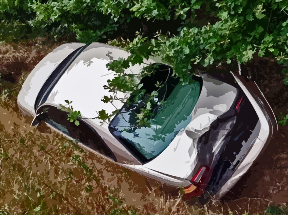 Fahrer gesucht: Opel mit falschen Nummernschildern im Straßengraben