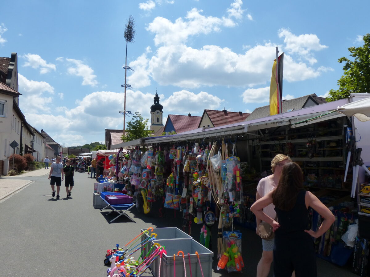 Bummeln über den Rathausplatz – ganz Kohlberg feiert Kirchweih