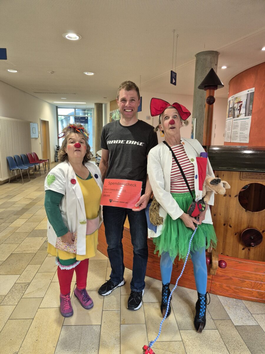 Rabe Bike unterstützt KlinikClowns mit Spende