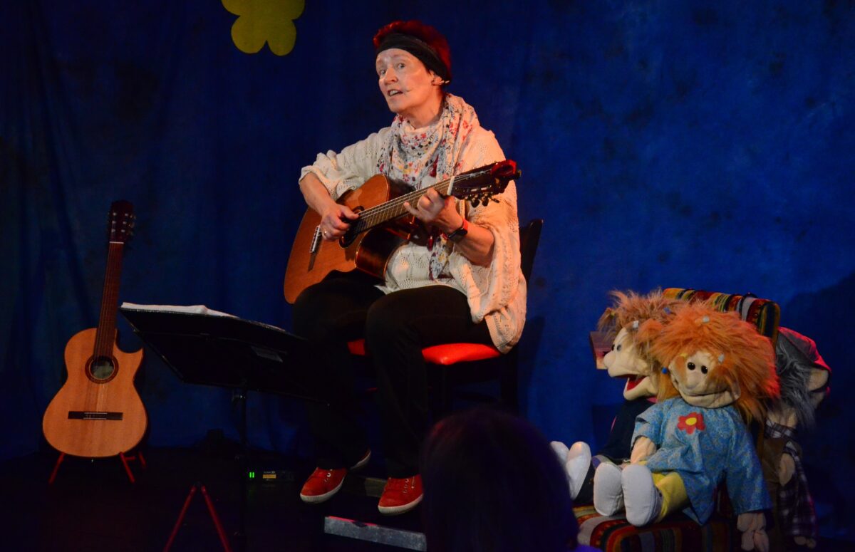 „De Stianghausratschn“ beim Rundumschlag auf der „Kulturbühne im Kulturbahnhof“