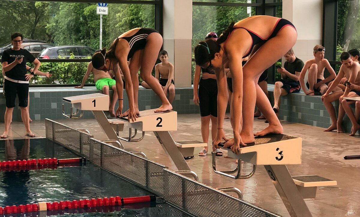 Schwimmwettbewerb in Weiden fördert junge Talente
