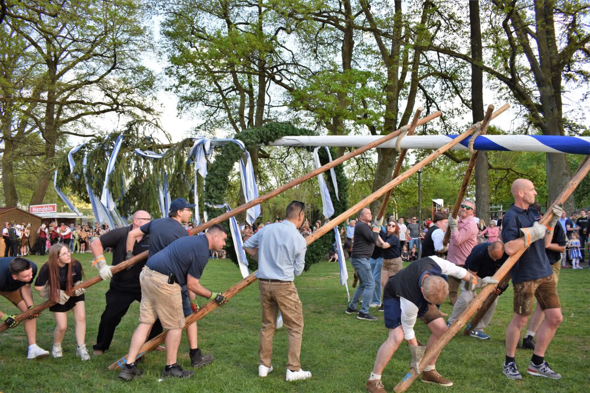 Feuerwehr Grafenwöhr stellt Maibaum auf
