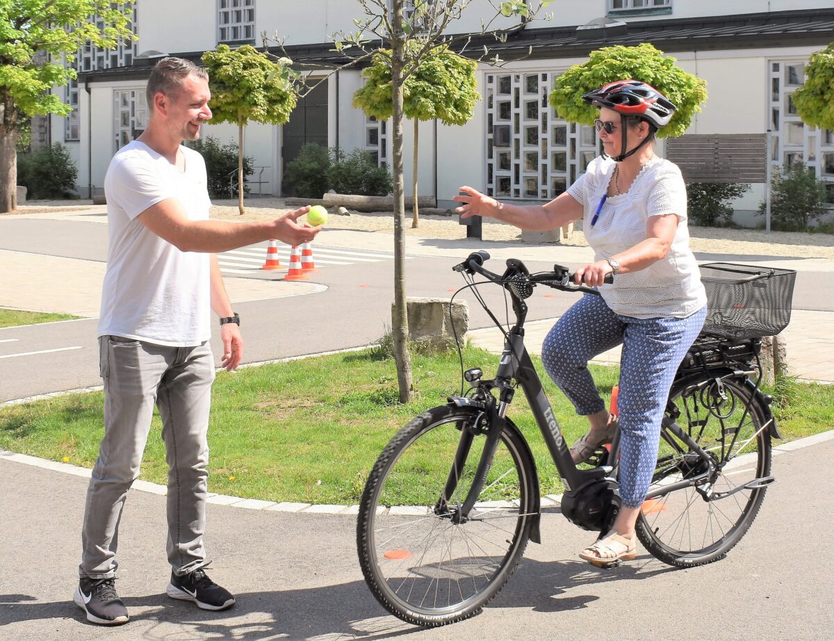 Polizei übt mit Senioren: Fahren mit dem Pedelec ist kein Kinderspiel