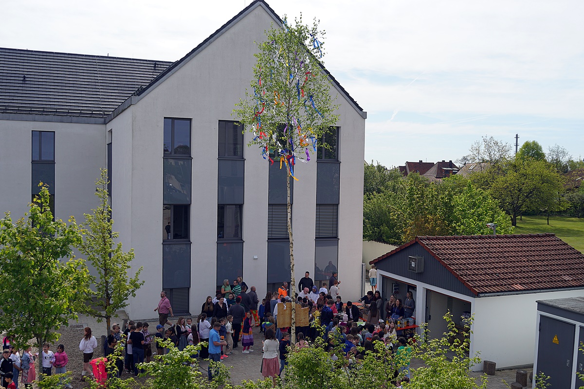 Maibaum Aufstellung an der Grund- und Mittelschule in Grafenwöhr