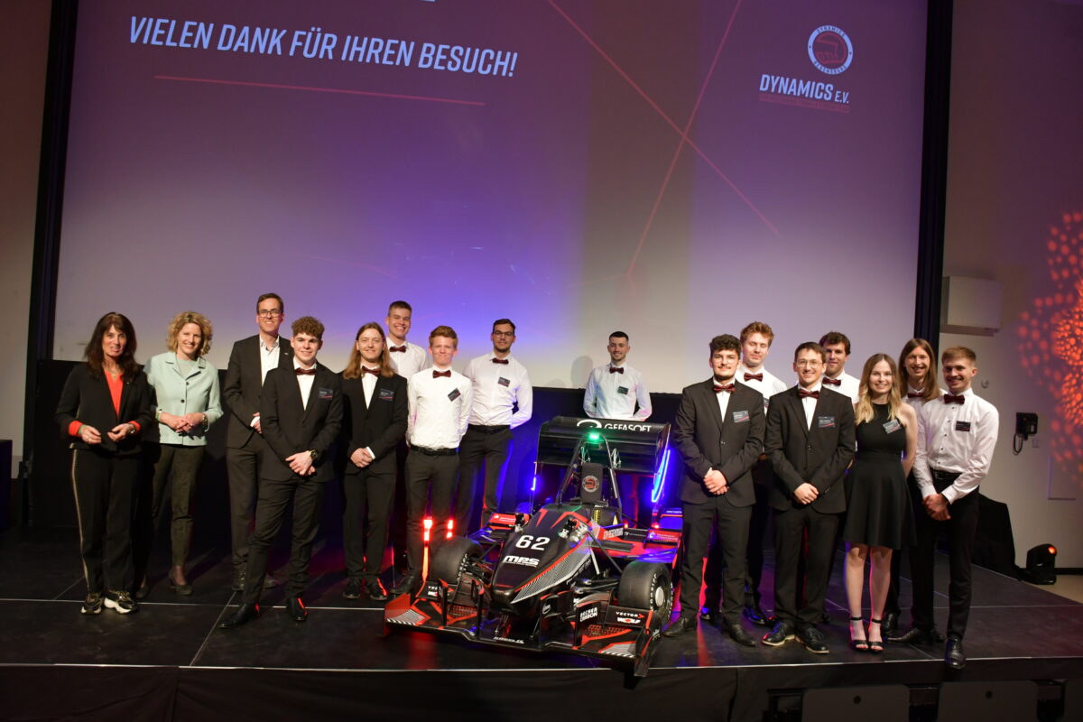 OTH Regensburg: Studierende stellen neuen Elektrorennwagen vor