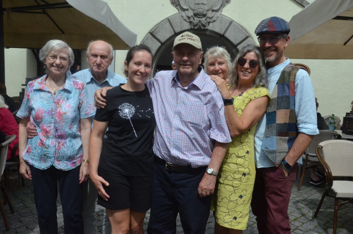 "Parapluie-Opa" feiert 90. Geburtstag in Eisdiele