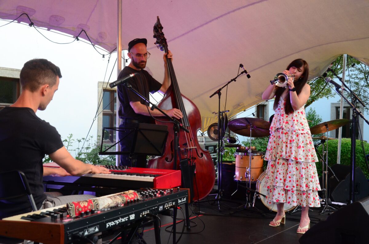 Das Angela Avetisyan Quartett im Innenhof der Regionalbibliothek