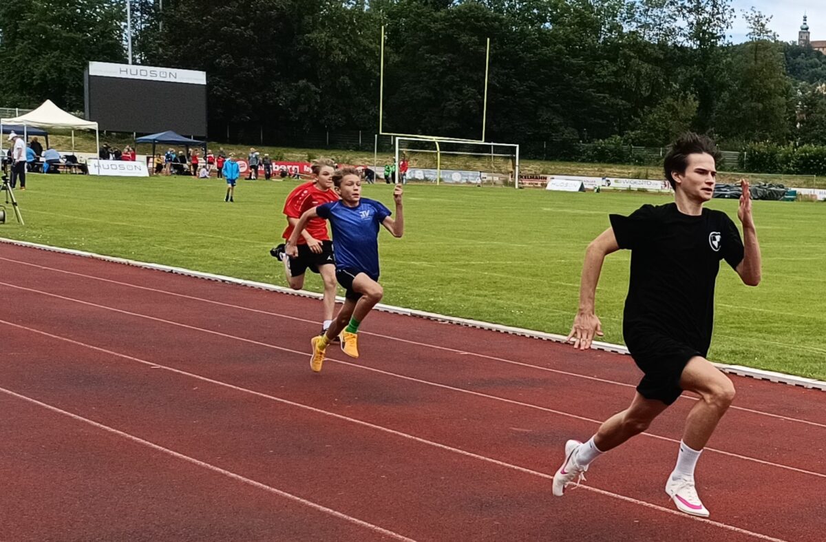 Die jungen Leichtathleten des SVSW Kemnath überzeugen bei den Bezirkstitelkämpfen