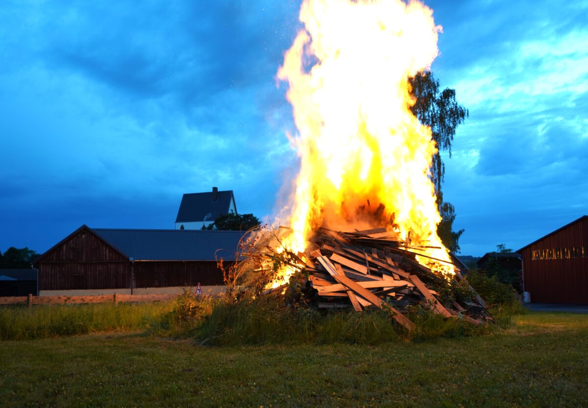 Das ist bei Johannisfeuern zu beachten - Hinweise des Landratsamtes