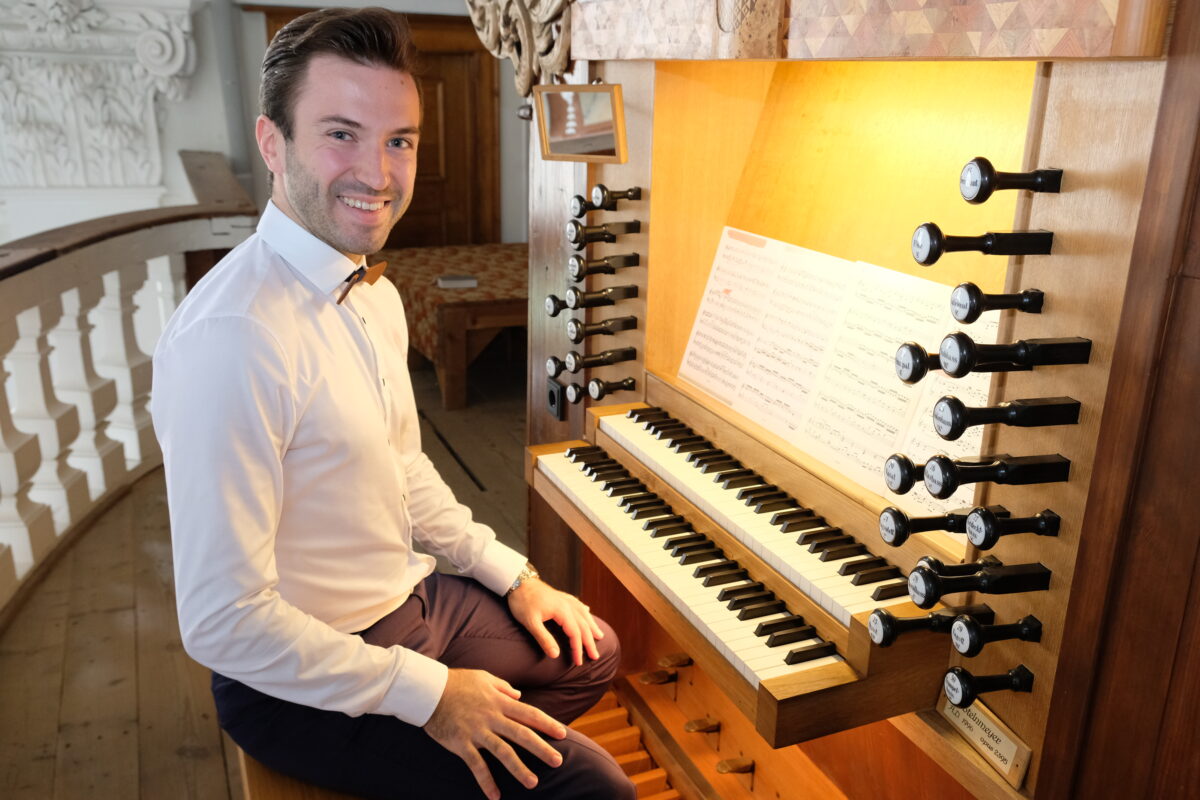 Lars Amann verzaubert Speinshart mit Orgelklängen
