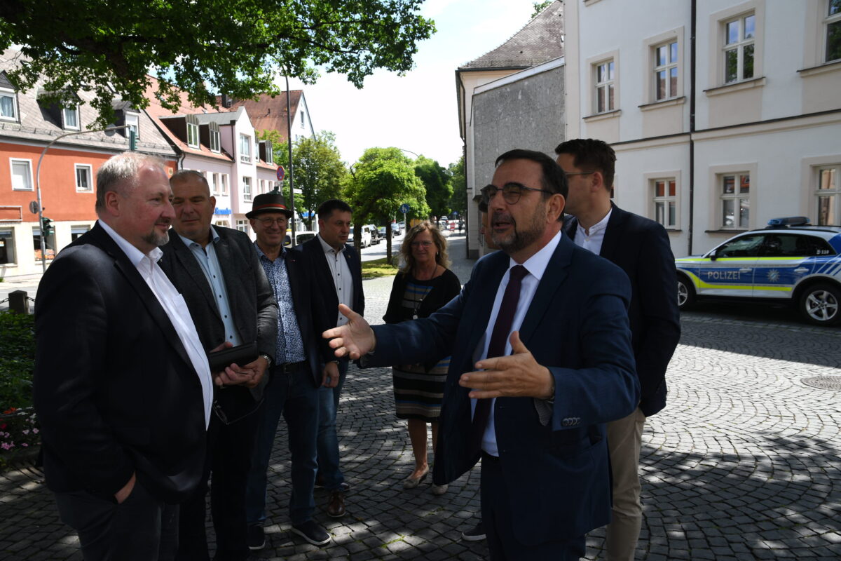 Klaus Holetschek auf Stippvisite durch das Wohnzimmer der Weidener