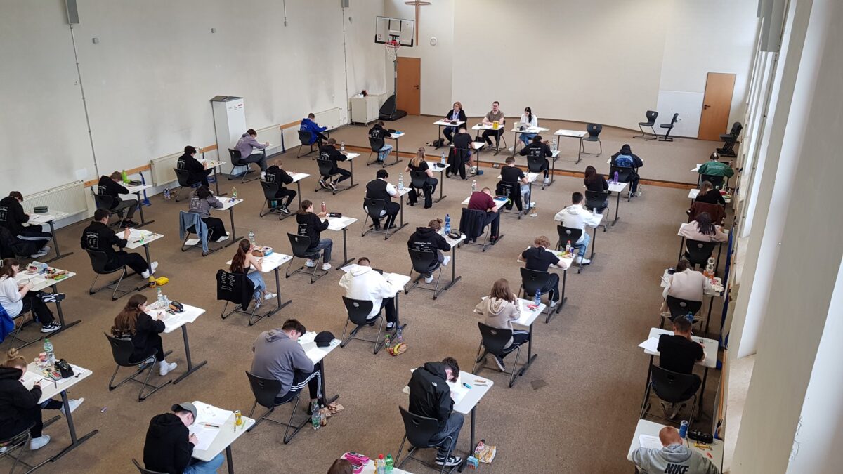 Auftakt zu den schriftlichen Abschlussprüfungen an der Wirtschaftsschule