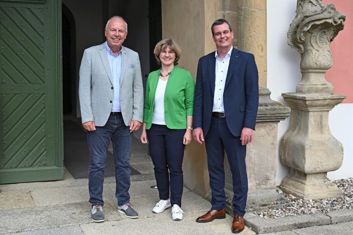 IHK-Gremium macht Station im Kloster und bei KERAFOL