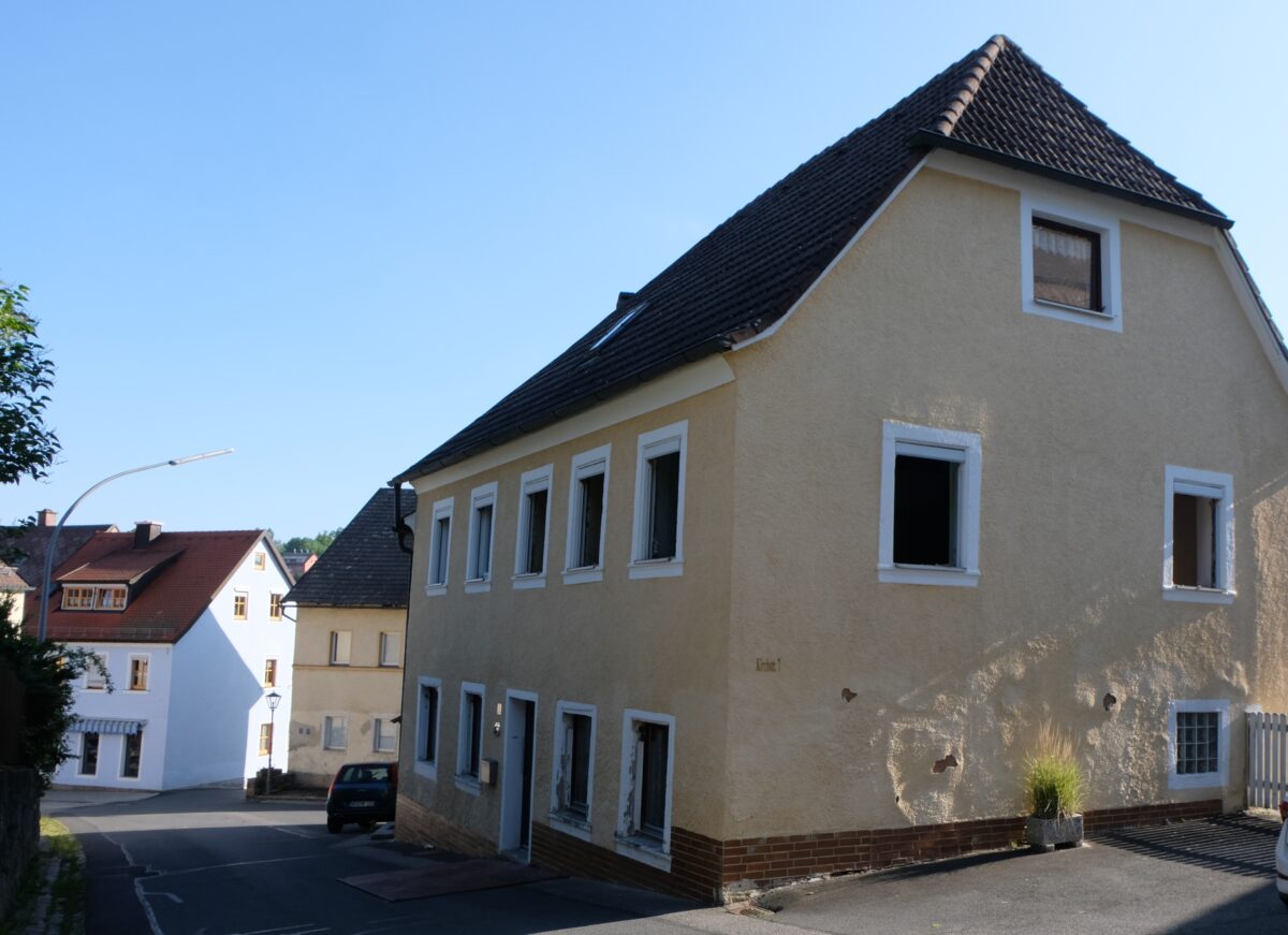 Ein Stück Geschichte wird in Floß abgerissen