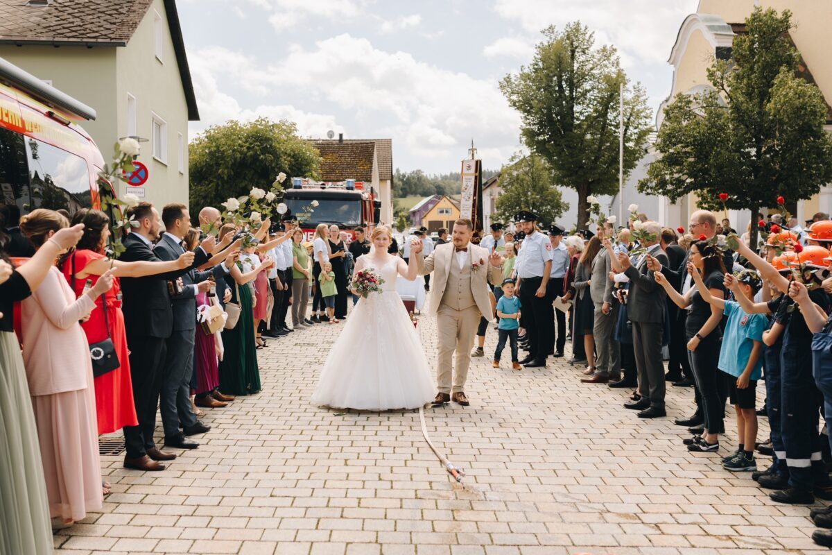 Trauung in Kohlberg: Feuerwehrfest führt Brautpaar zusammen