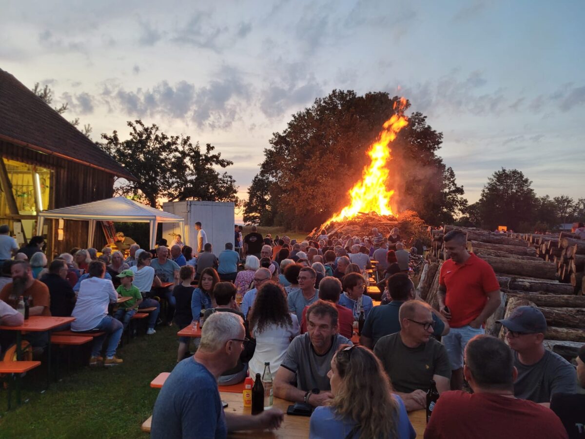 Waldverein Püchersreuth entfacht traditionelles Petersfeuer
