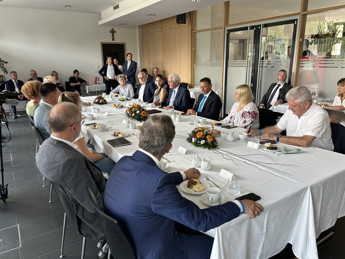 0240626 Diskussion im Cafe Mitte Foto: Martin Stangl