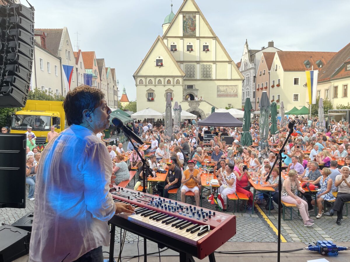 Warmup für Bürgerfest: Feiern mit Fußball in voller Altstadt