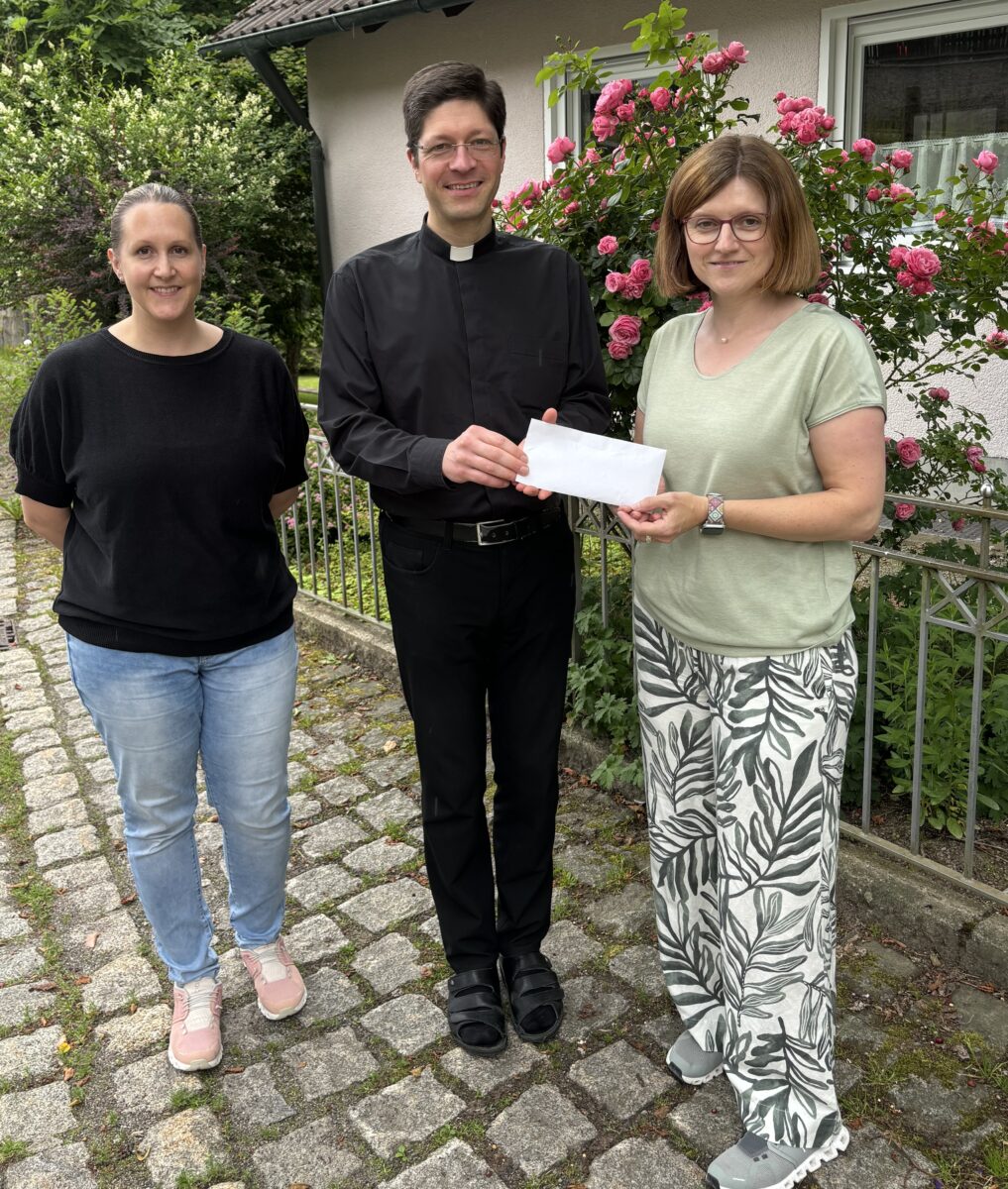 Frauenbund Flossenbürg spendet 678 Euro an Pfarrei